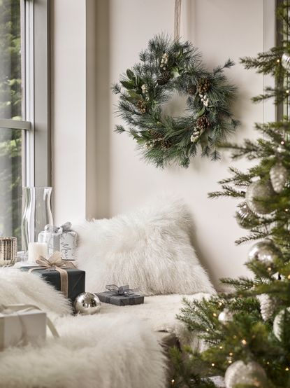 18 apartment Christmas decor ideas for a fresh and festive finish ...