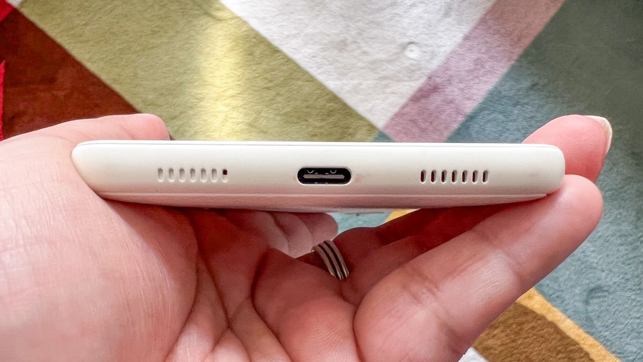 The USB-C port on the bottom edge of the Onyx Boox Palma 2
