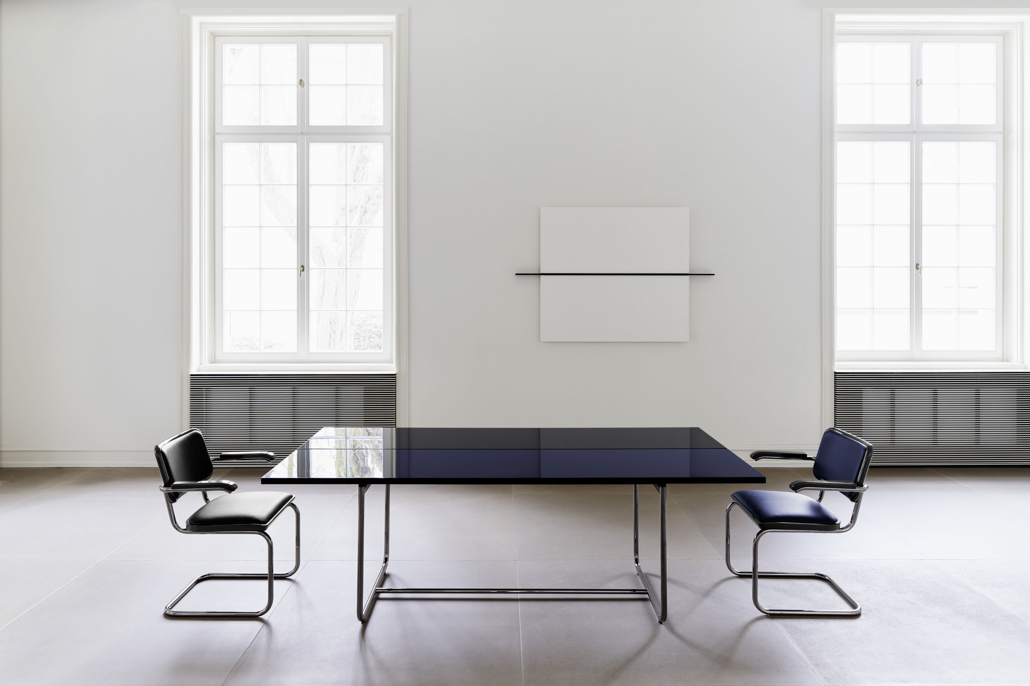 JS.THONET_S1070_SERIOUS_01-black_blue_photo_Naegele_art_Haris_Epaminonda