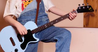 Loog Guitars x Gibson: these child-friendly 3-strings reimagine the Les Paul and SG for young beginners.