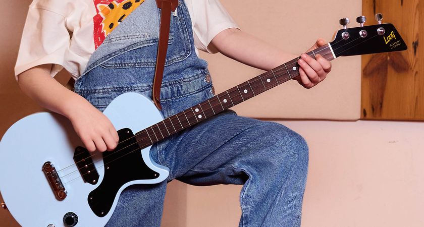 Loog Guitars x Gibson: these child-friendly 3-strings reimagine the Les Paul and SG for young beginners.