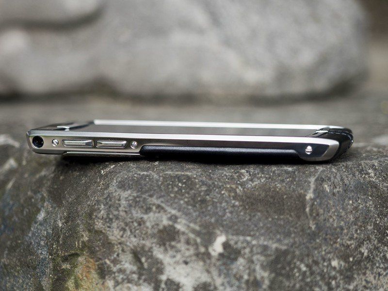 The sides of the Vertu Signature Touch are bounded by titanium