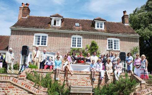 A gathering of ex-patients at the summer drinks party