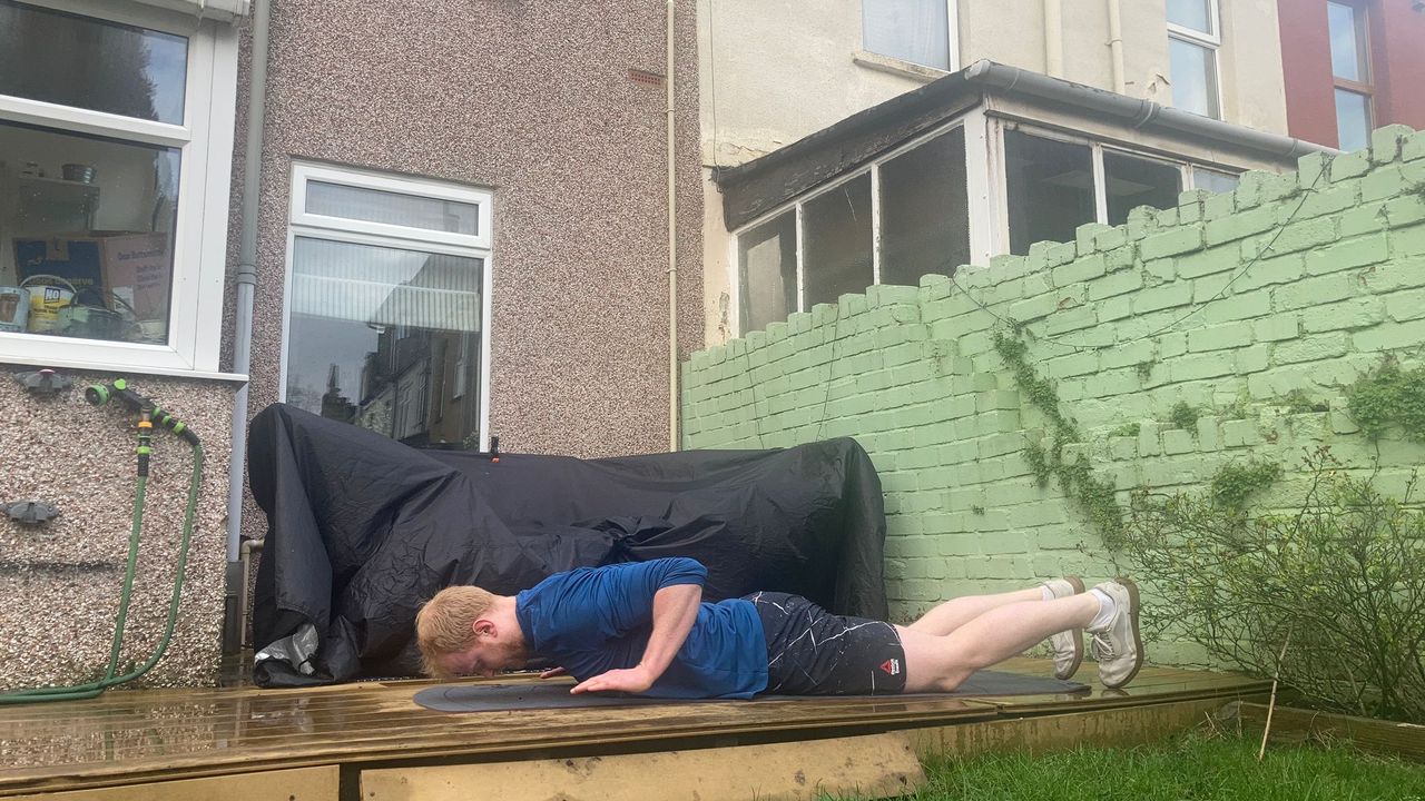 Fit&amp;Well fitness writer Harry Bullmore demonstrating a hand-release push-up