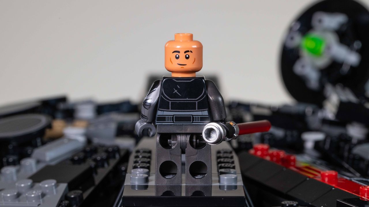 Lego Star Wars The Dark Falcon (75389) Darth Dev (rear)