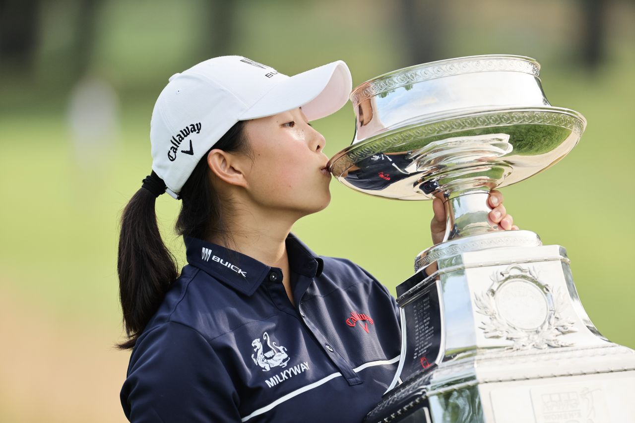 Ruoning Yin of China kisses the trophy after winning the KPMG Women&#039;s PGA Championship at Baltusrol Golf Club