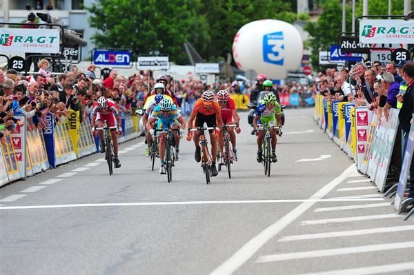 The leading chase group cross the line behind Vichot