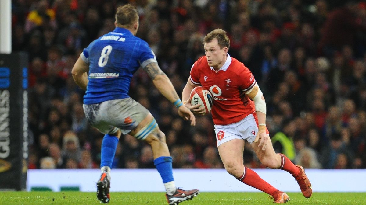 A Wales player with the ball runs towards an Italian player during Italy vs Wales at the 2024 Six Nations