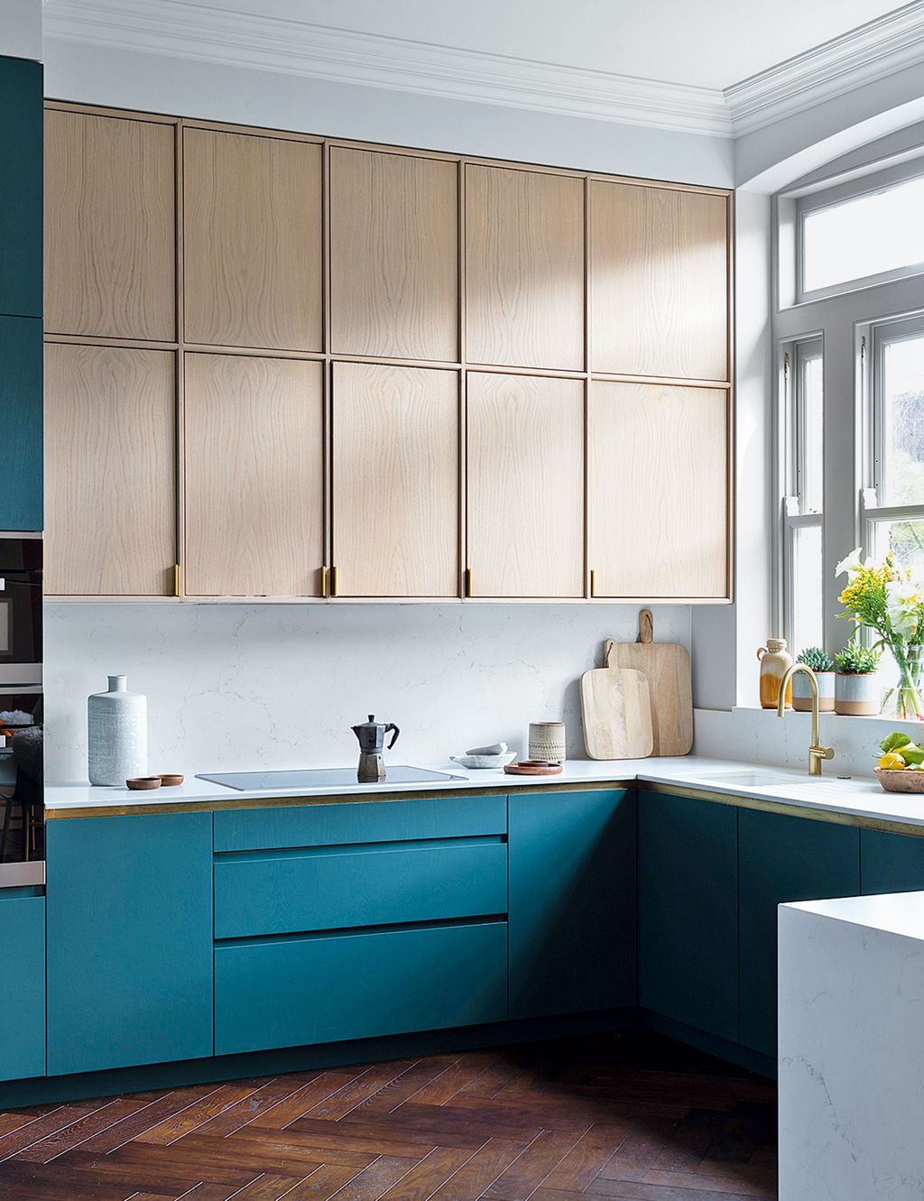 Can kitchen cabinets be two different colors?