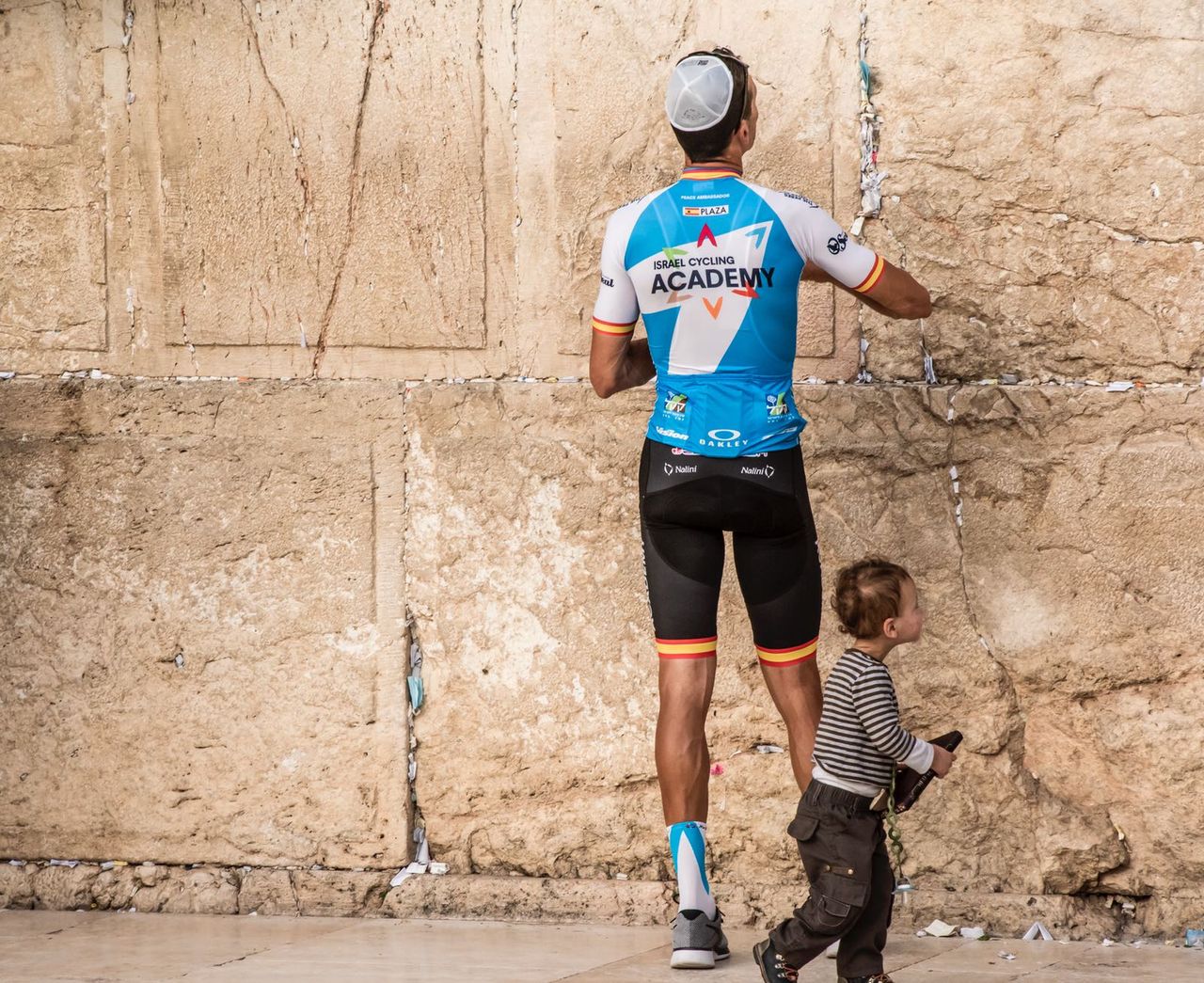 Ruben Plaza at the Western Wall in Jerusalem after the Giro team presentation