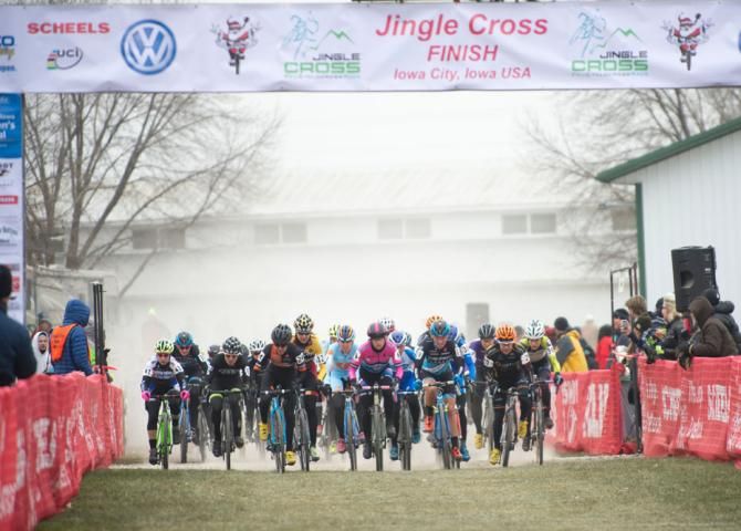 The women's field heads toward the first turn