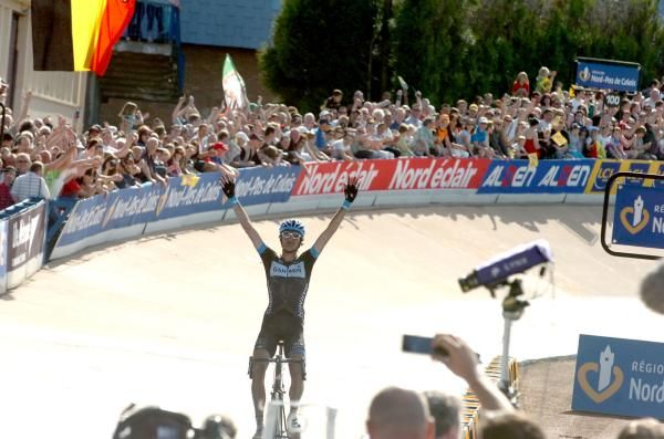 The huge crowd in the velodrome cheered Van Summeren to victory
