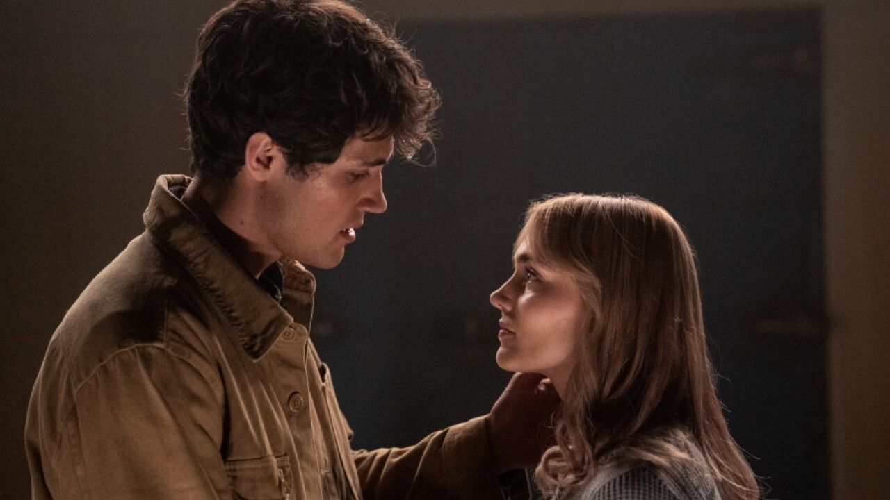 The Winchesters Showrunner On John And Mary Finally Sharing First Kiss ...