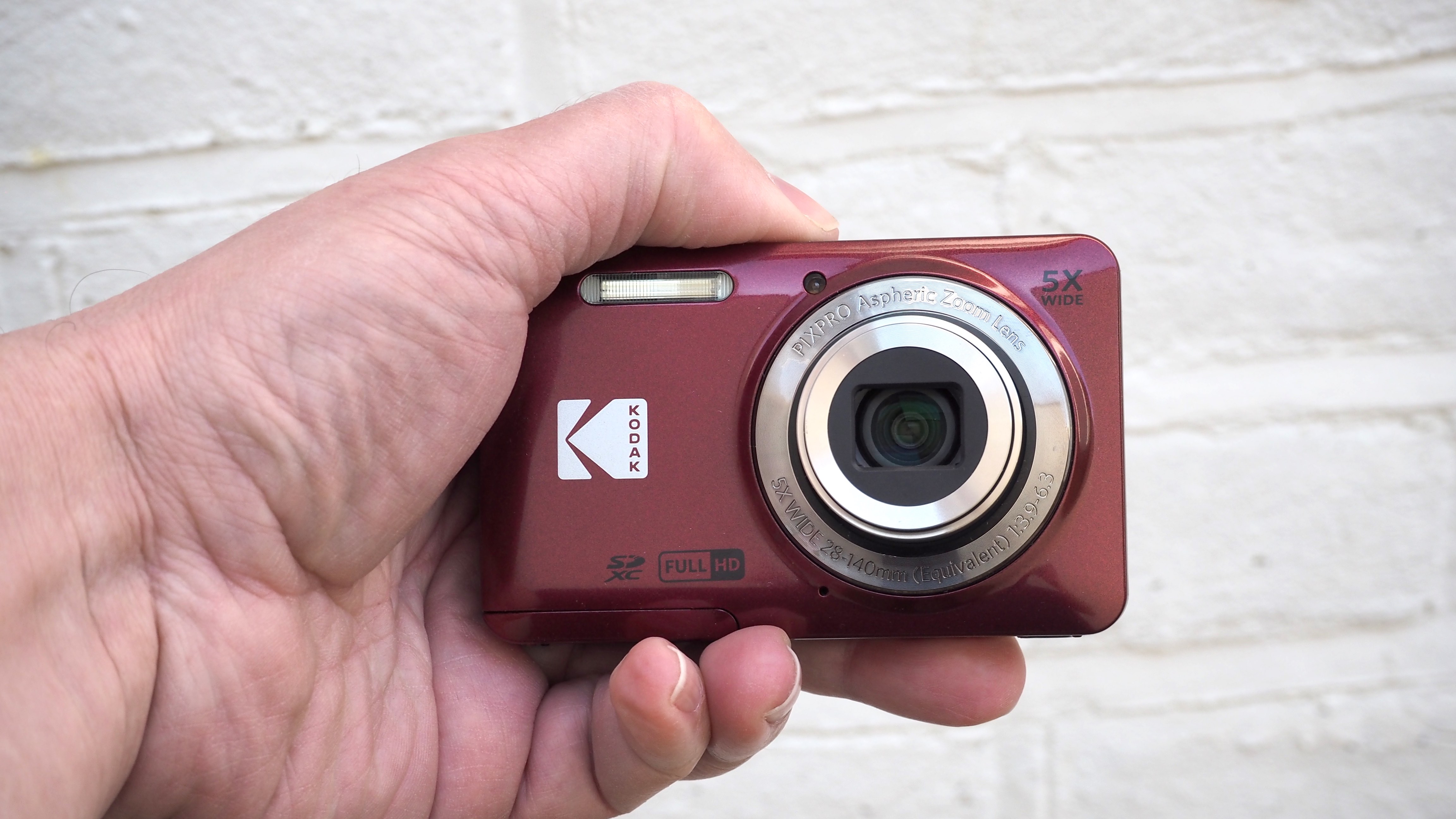 Kodak PIXPRO FZ45 Friendly Zoom 16MP FHD Digital Camera,White, w/32GB Card  & Bag FZ45-WH-K
