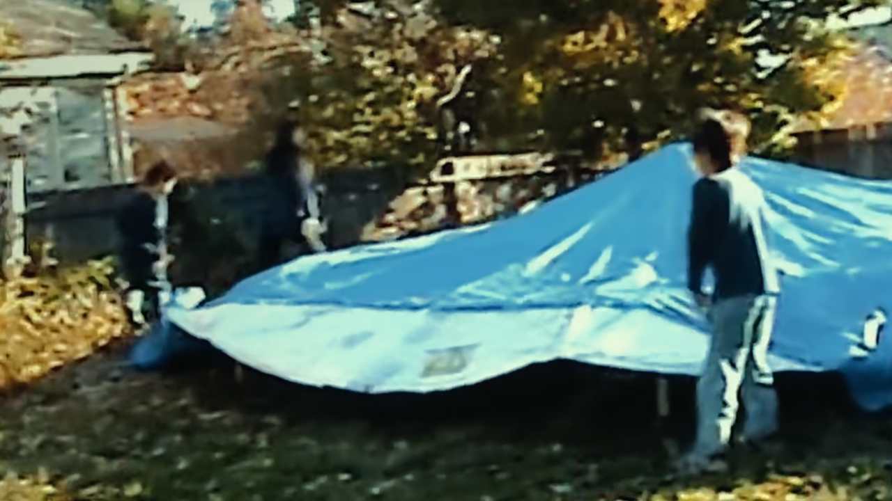 The Heene boys holding the balloon in Trainwreck: Balloon Boy