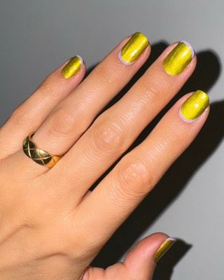 @betina_goldstein shiny green nails