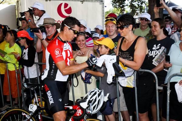 Robbie McEwen signs autographs before the crit.