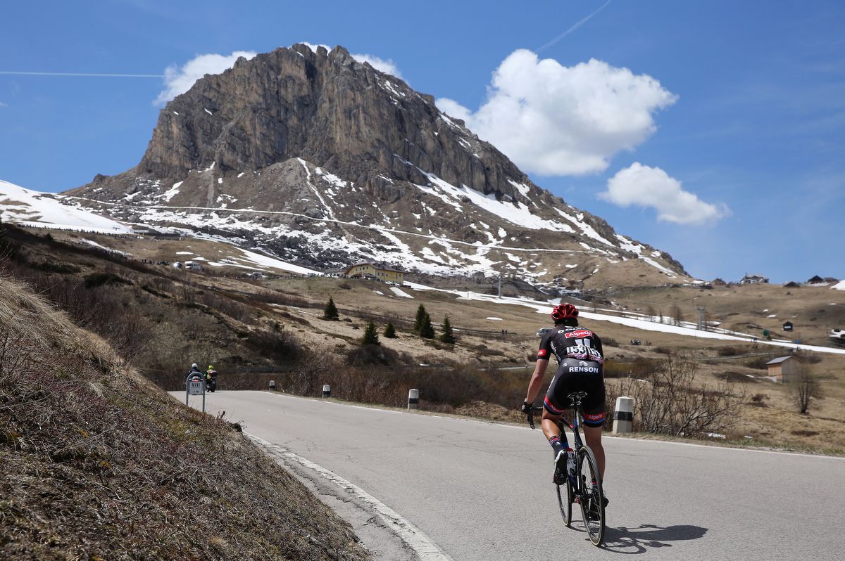 Bert de Backer climbing the Passo Pordoi during the 2016 Giro