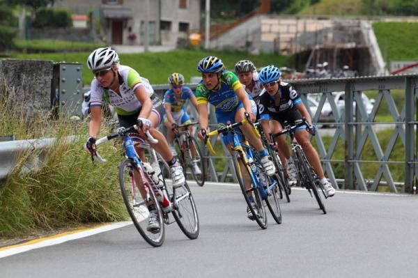 The bunch which formed was about two minutes behind Miler and Corset