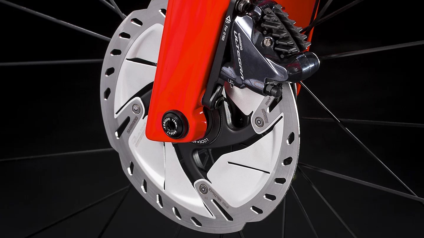 road bike with hydraulic disc brakes