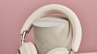 L'archetto dell'Anker Soundcore Space One Pro appoggiato su un pilastro di cemento di fronte a un muro rosa