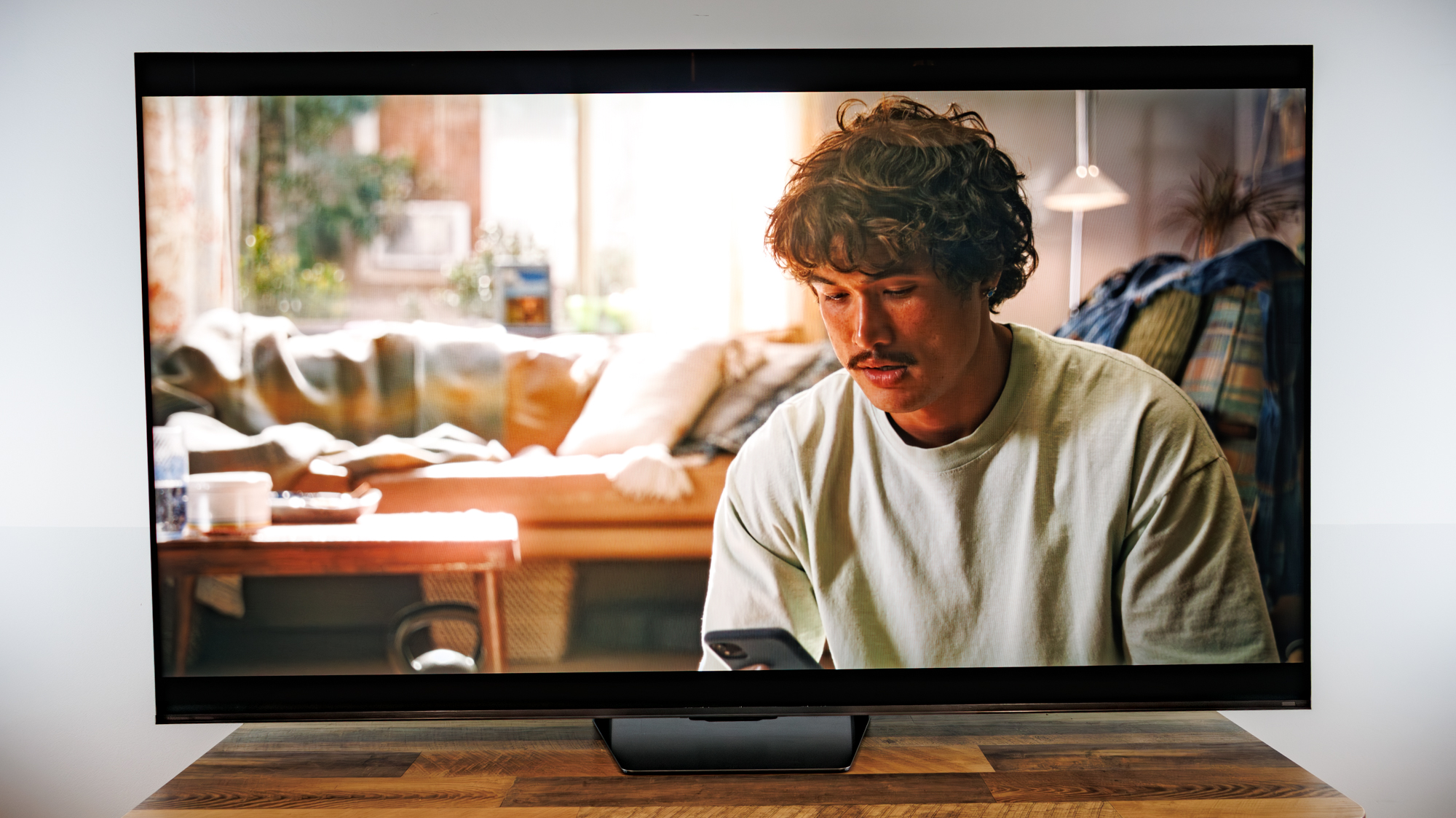 A Hisense 75UR8SG RGB MiniLED TV on a desk