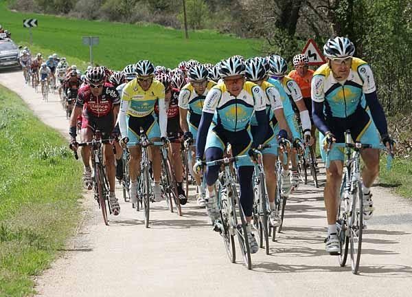 Astana controls the bunch.