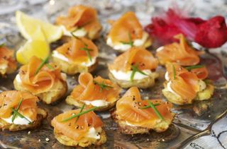 canape recipe_Crushed potatoes with smoked salmon toppers