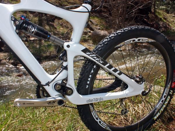 Both the front and rear triangles on the Mojo HD frame are carbon fibre