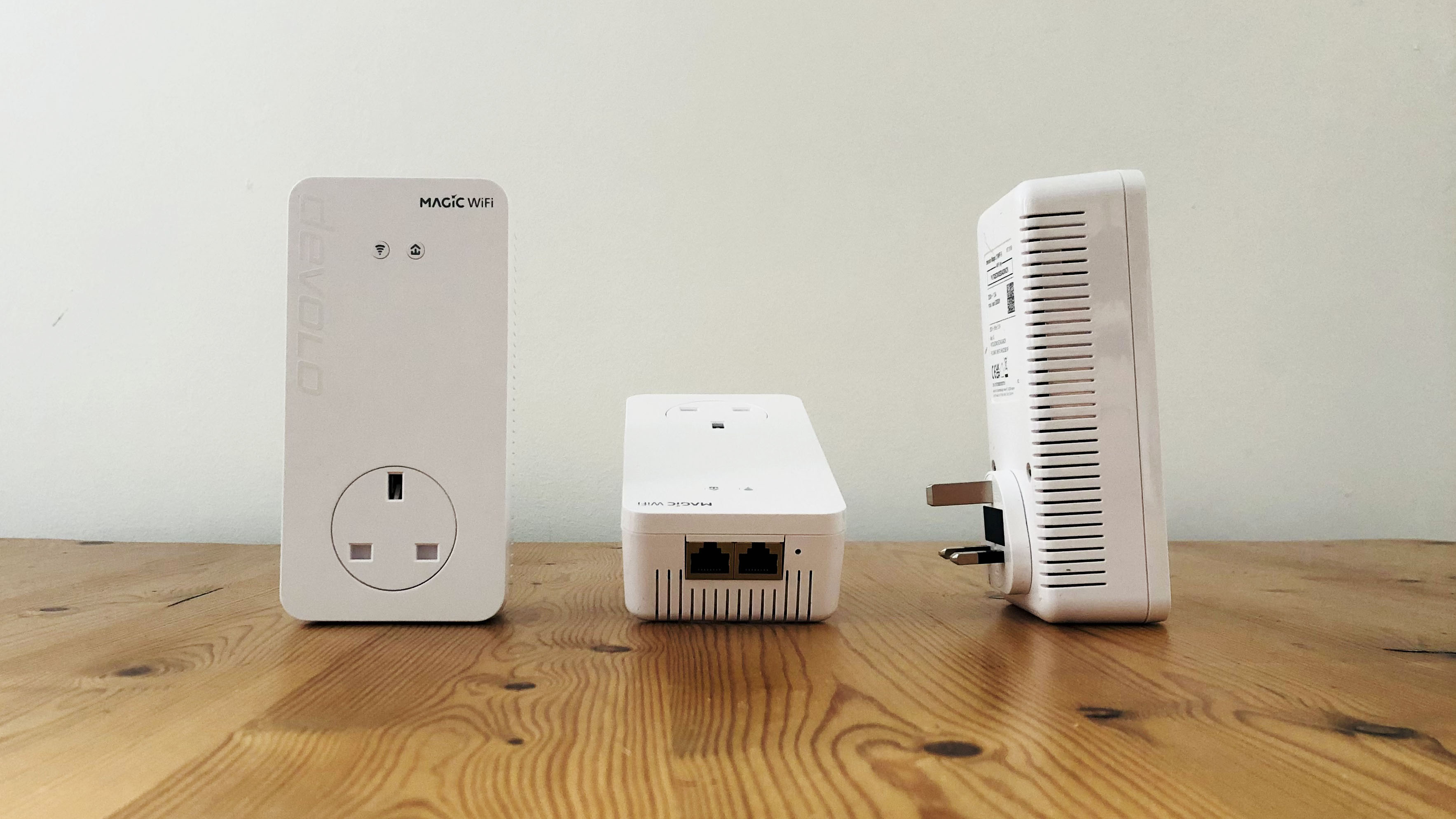 Devolo Magic 2 Wi-Fi 6 Mesh sur un bureau en bois