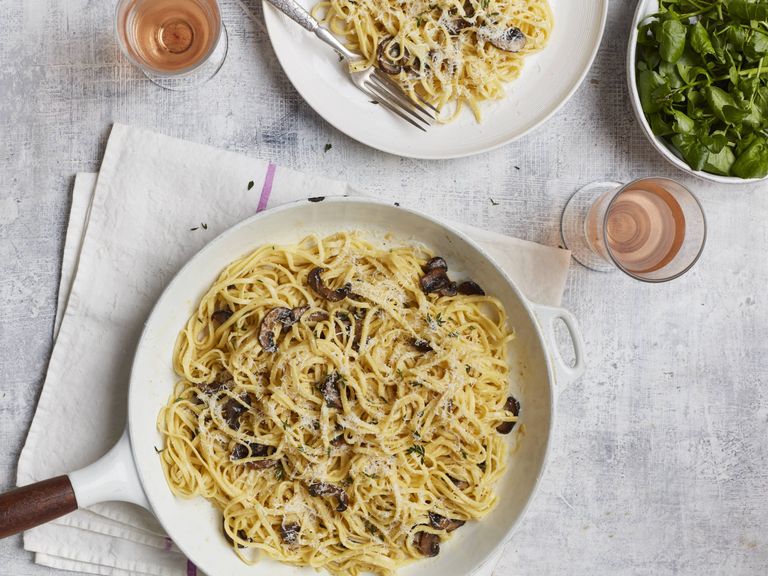 vegetarian spaghetti carbonara with smoked cheese and mushrooms