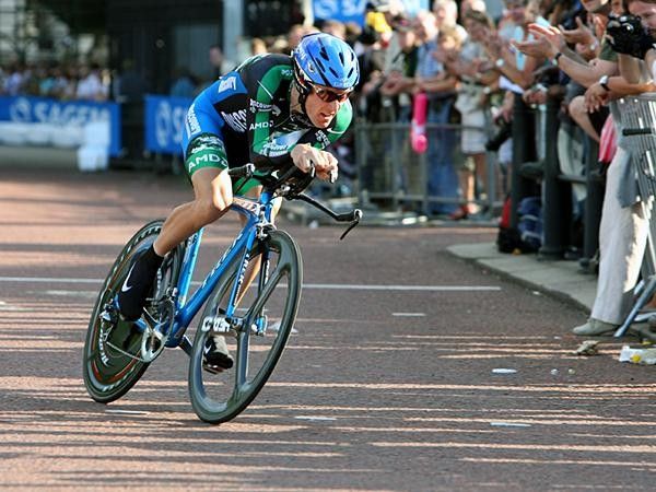 Levi Leipheimer (Discovery Channel) adopts a tucked-in ski position to keep his speed high in the London prologue.