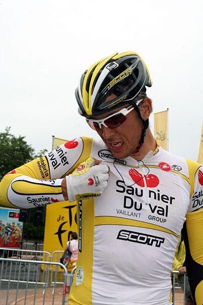 Rubens Bertogliati (Saunier Duval-Scott) checks in with the team after the finish.