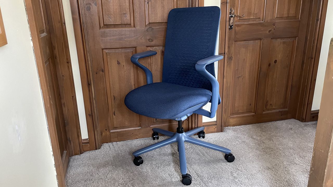 A full shot of the Verve chair, in a corridor.
