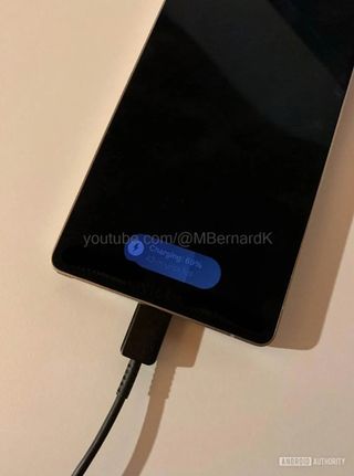 A supposed real-life image of the new charging status/indicator for One UI 7.