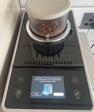 An example of prompts on De'Longhi Rivelia coffee maker