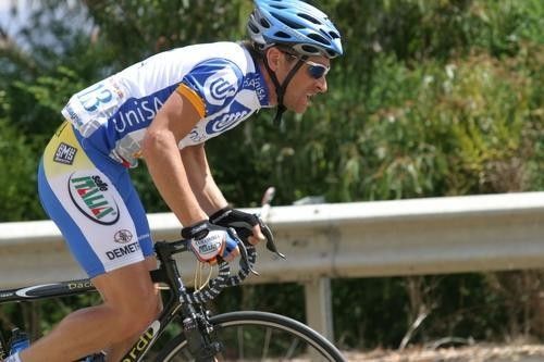 Russell Van Hout (Uni SA) attempts to bridge the gap