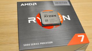 En AMD Ryzen 7 5800X3D-prosessor liggende på egen indpakning.