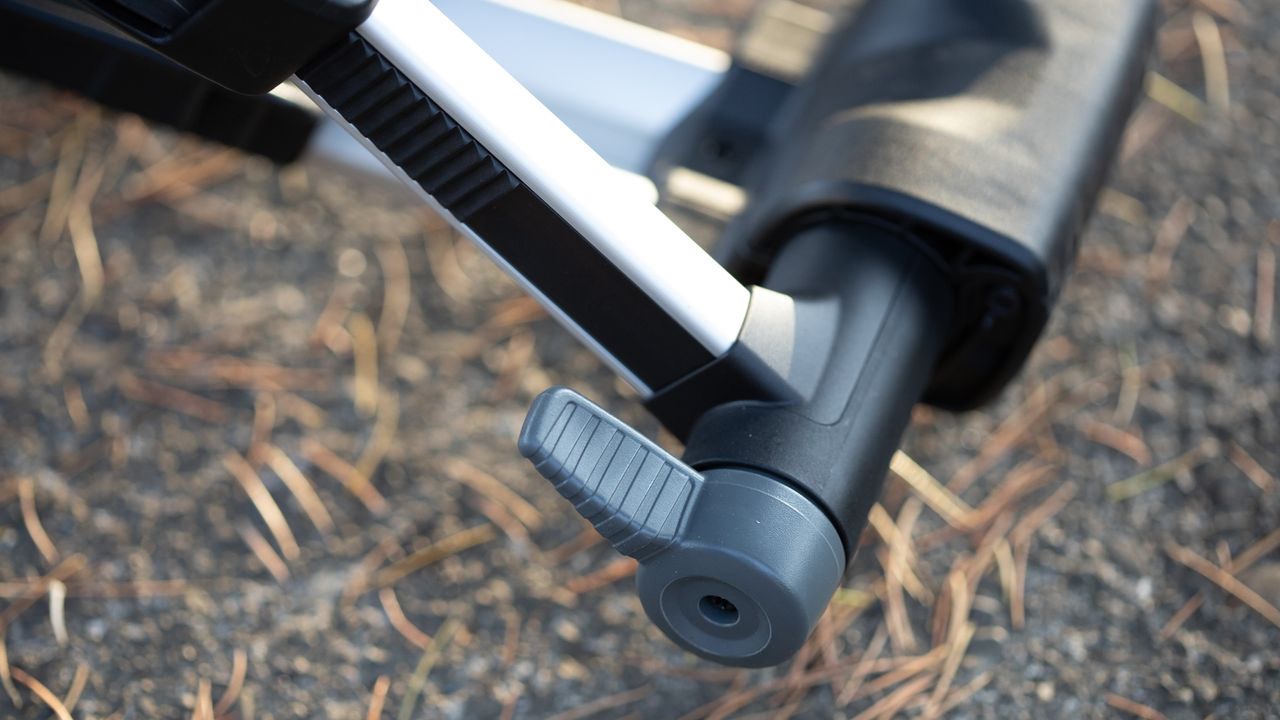 Best rooftop bike rack - Thule Upride lock release