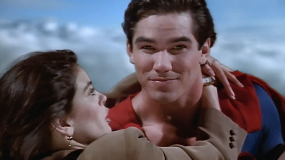 Teri Hatcher remembers the infamous and “conjuring” photo of Lois Lane wearing only a cape that went completely viral: “I broke the Internet”