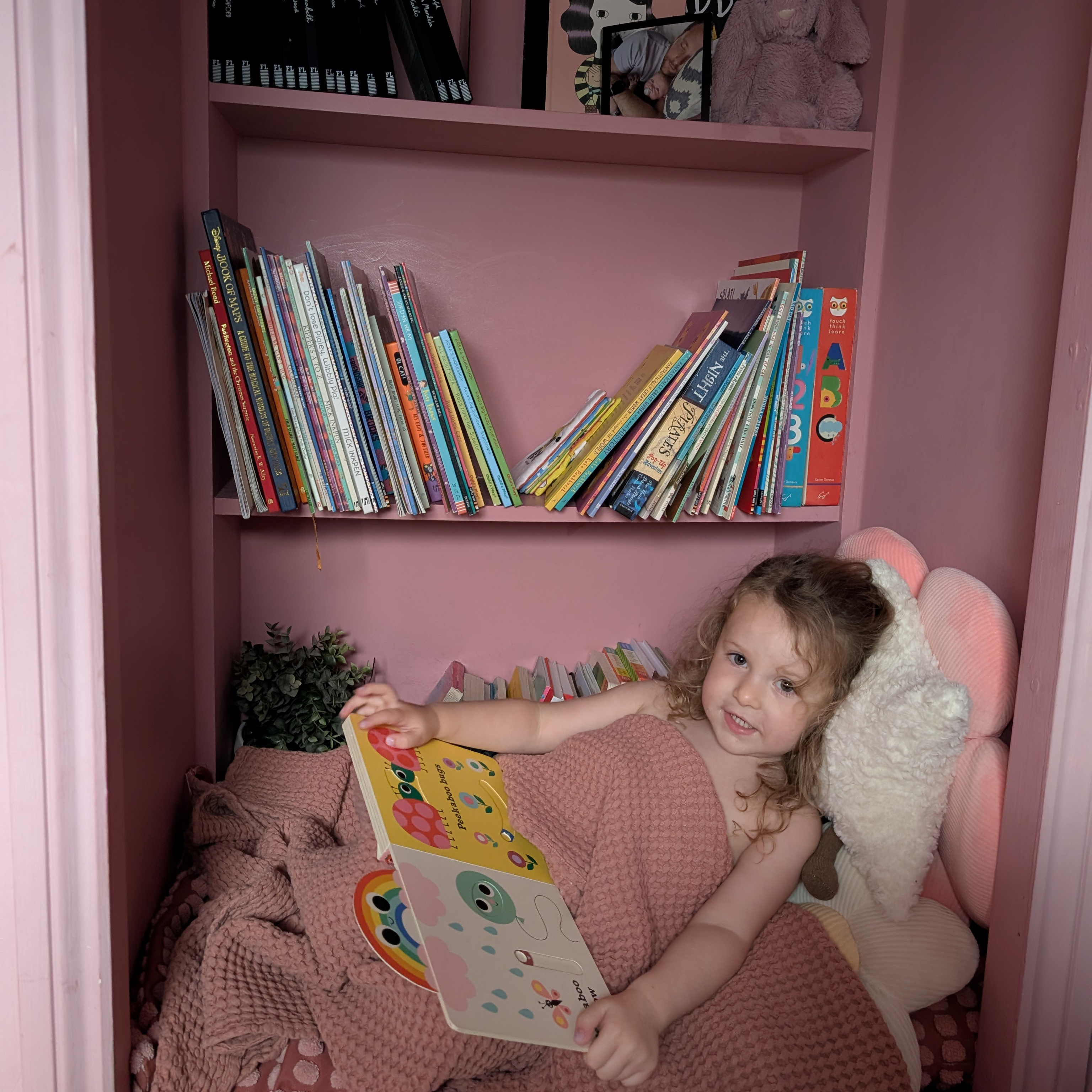 pink bedroom with a little girl&#039;s reading nook