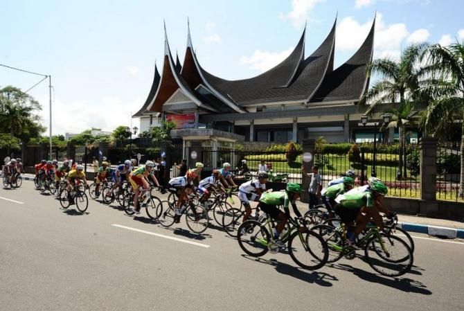 The peloton passes the Indonesian Central Bank of West Sumatra Building in Padang