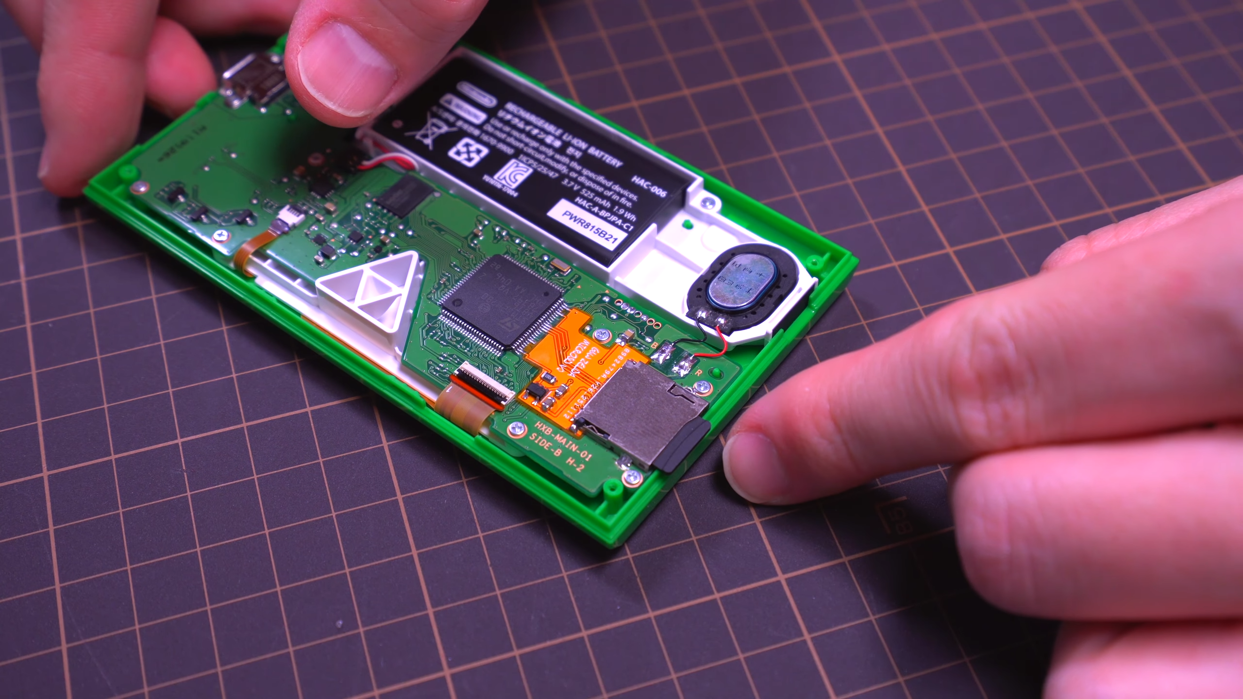 تعديل لعبة نينتندو & شاهد لتكون مضاهاة الرجعية المناسبة المحمولة