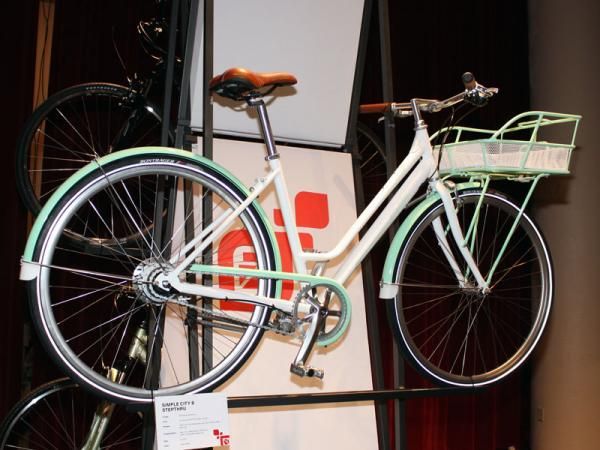 The Gary Fisher Simple City 8 is styled after Dutch commuters with comfortable upright positioning and included fenders.