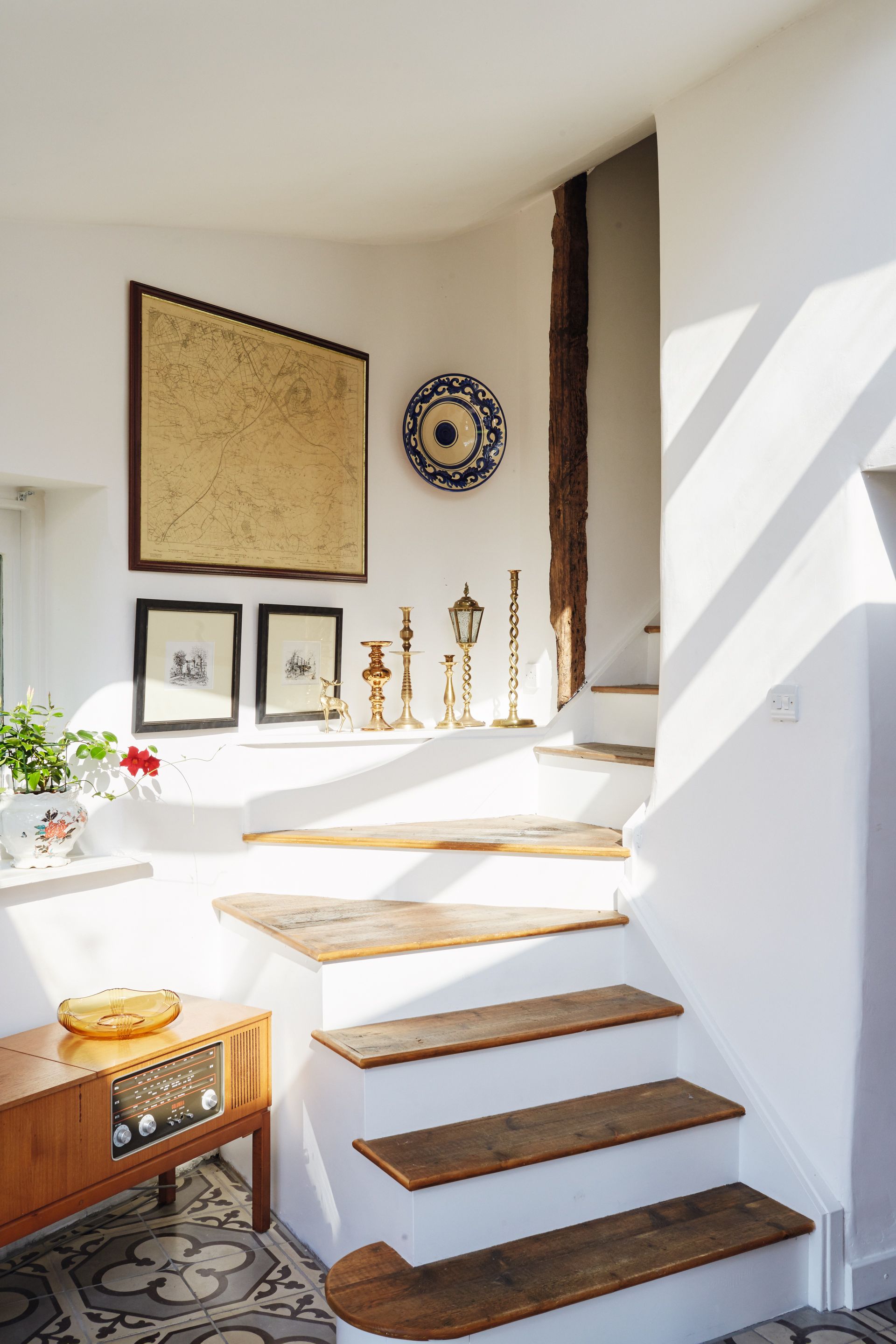 покрашенная и восстановленная оригинальная лестница