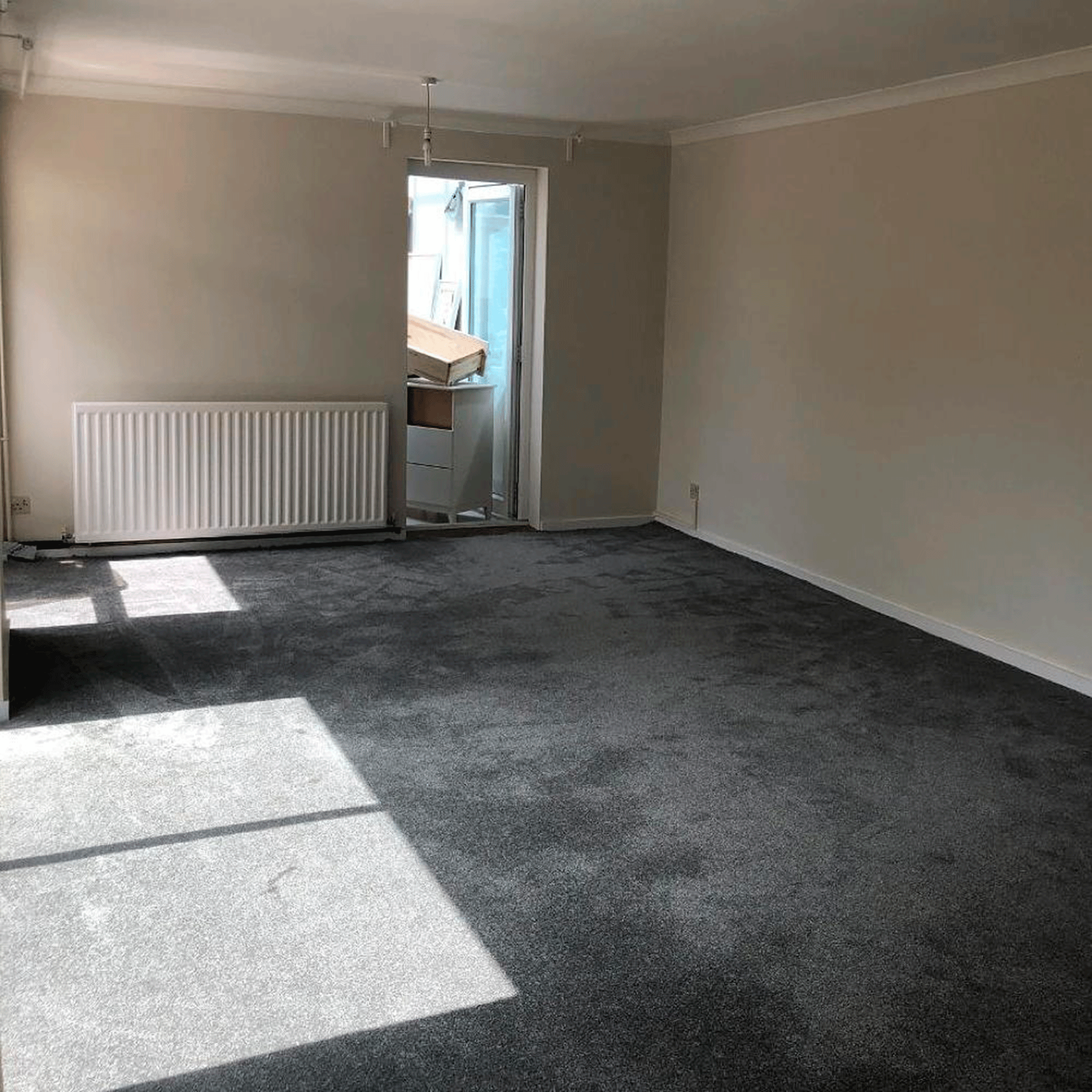 Carpet in living room before makeover
