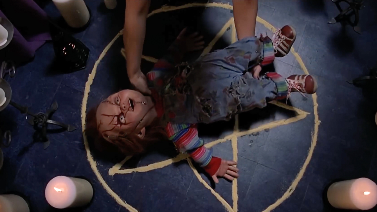 Tiffany se prepara para traer de vuelta a Chucky con Voodoo for Dummies en Bride of Chucky de 1998.