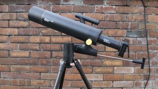 BeaverLAB Finder TW2 telescope on a tripod in front a brick wall