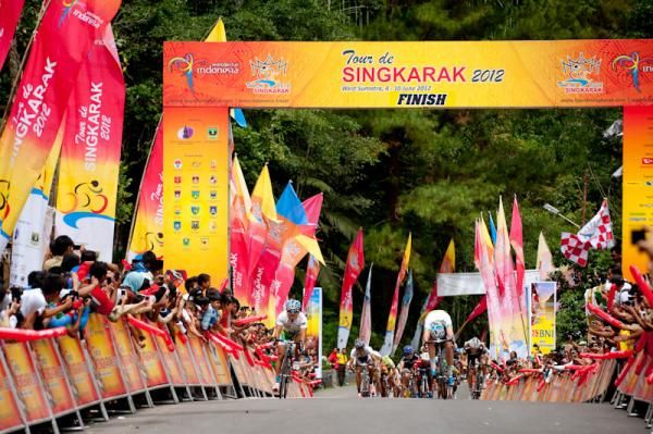 Hsian Shihhsin (Action Cycling Team) beats Alexander Edmondson (Australia National Team) in the sprint finish