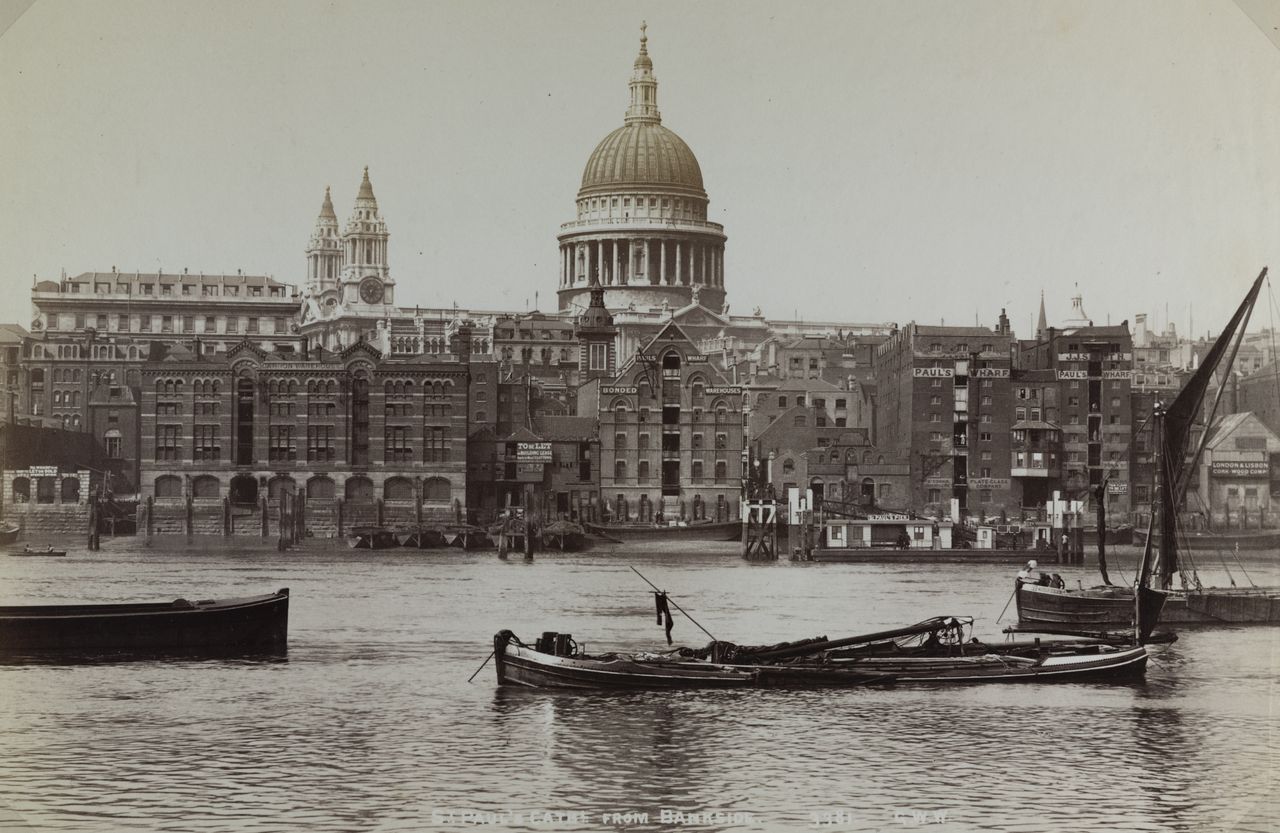 Black and white image of old London and St Paul&#039;s